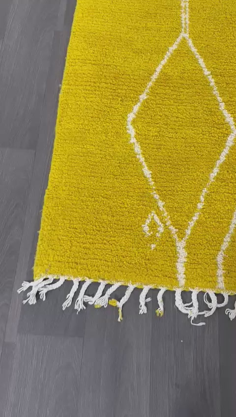 video showing yellow rug wiht geometric design
