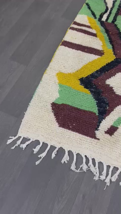 video showing the Radia woollen moroccan rug up close
