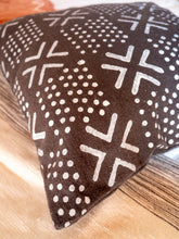 Load image into Gallery viewer, detail shot of the mudcloth cushion cover
